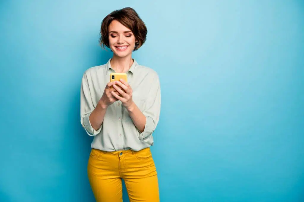 Une femme avec son smartphone