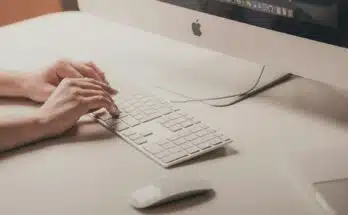 une personne sur son ordinateur